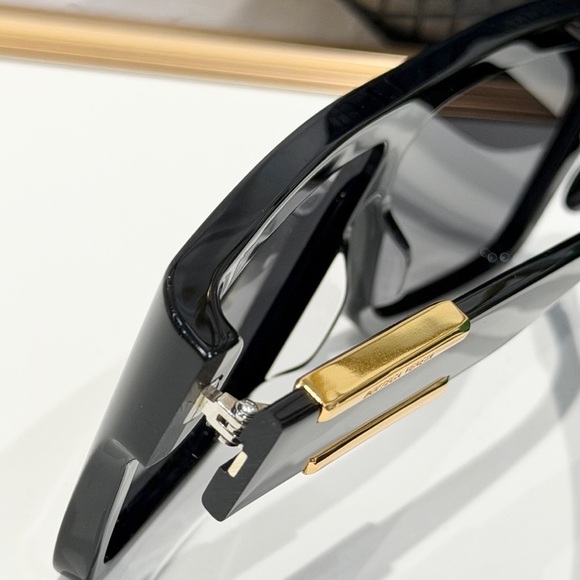 Bottega Veneta Black Sunglasses 🕶️ - Picture 6 of 7